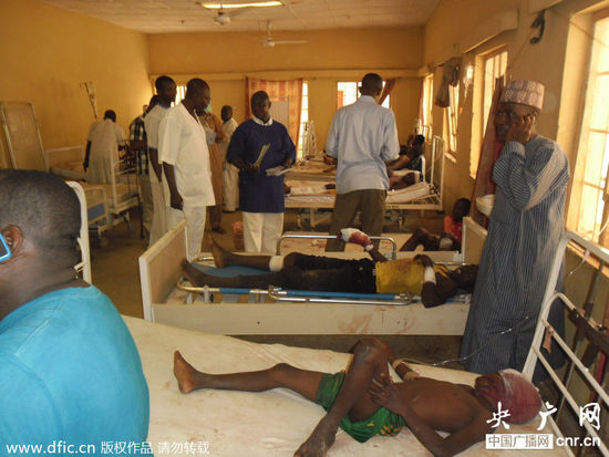 Estallido de bomba en escuela de medicina deja decenas de muertos en Nigeria