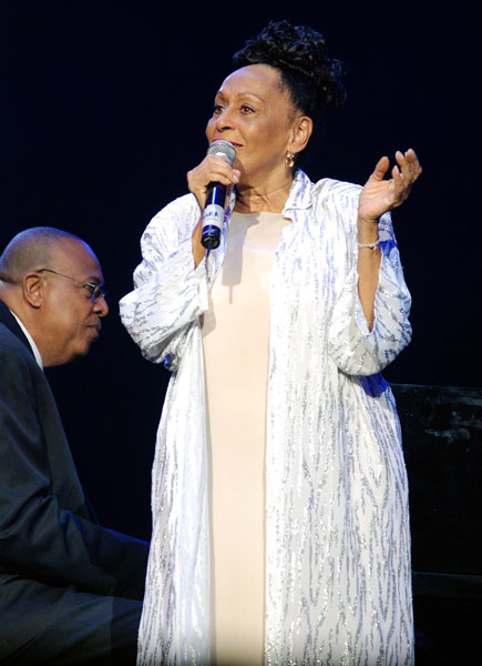 Distinguen en Espa?a a la cantante cubana Omara Portuondo