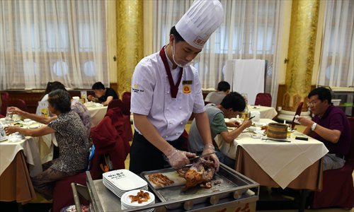 Un chef disecciona un pato asado