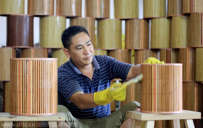 Un artesano fabrica un cesto de basura de bambú. Rongan, Liuzhou, Guangxi Zhuang. 18 de agosto de 2014. [Foto/IC]