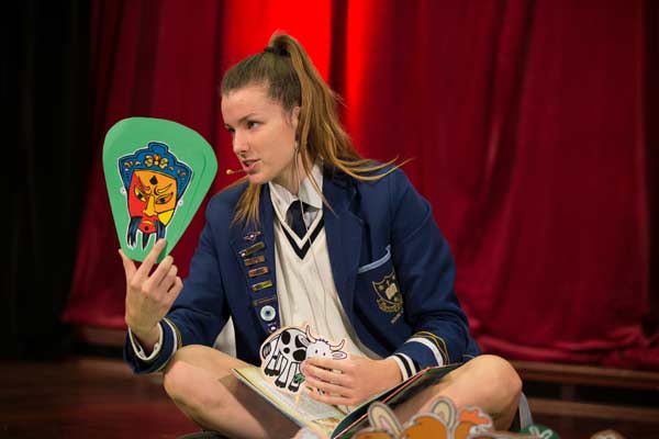 Una concursante cuenta una historia sobre los doce signos del zodiaco chino en la competición en una escuela de chino de Adelaide, Australia. 