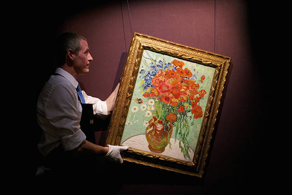 Un trabajador de Sotheby's presenta el cuadro de Vincent Van Gogh “Nature Morte, Vase aux Marguerites et Coquelicots”  en la subasta de arte impresionista moderno el martes en Nueva York. El magnate del cine chino Wang Zhongjun compró la pieza por 62 millones de dólares, mucho más que la estimación de la pre-venta de  40 millones de dólares. Wang Zhongjun es presidente de los estudios de cine Huayi Brothers. 