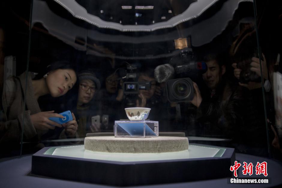 La taza de los 36 millones de dólares en exposición en Shanghai