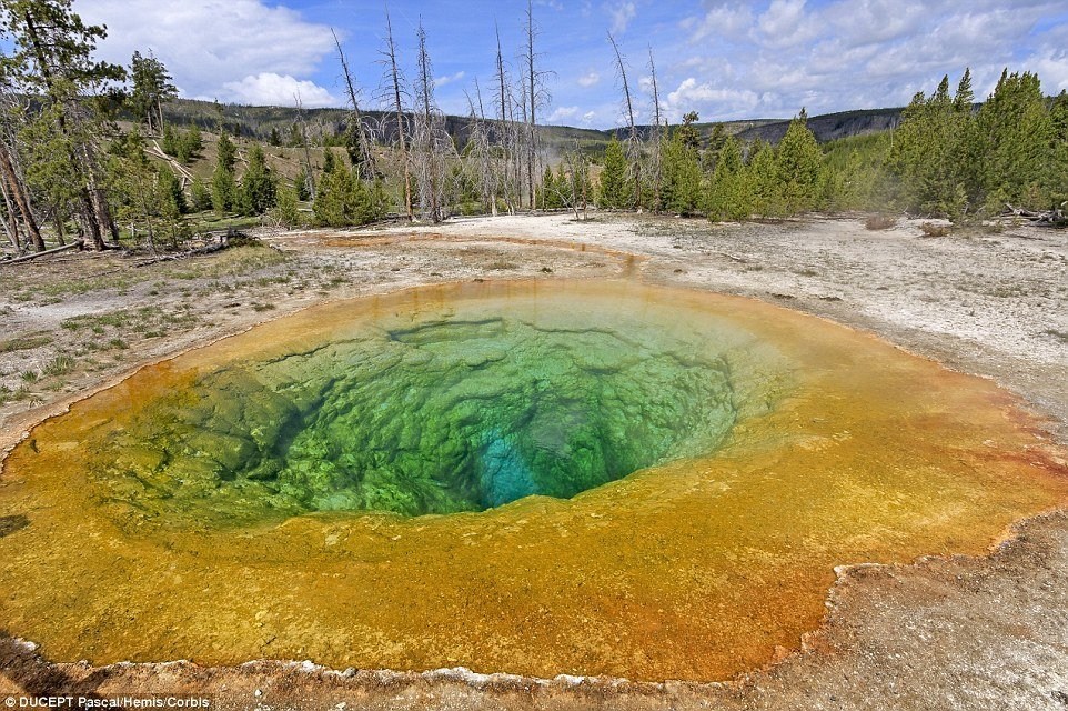 Las monedas cambian el color de un géiser en Yellowstone