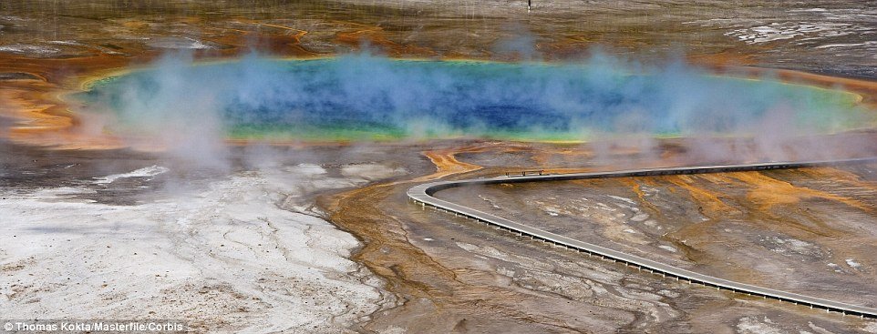 Las monedas cambian el color de un géiser en Yellowstone