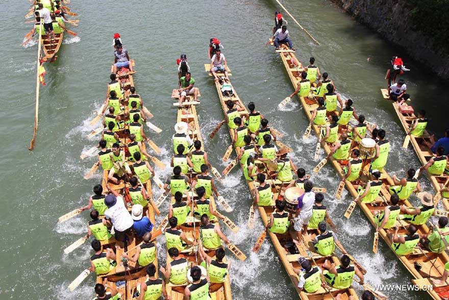 Los competidores reman en los barcos de dragón durante una carrera celebrada en el río Xiaoshuihe para celebrar el Festival del Barco de Dragón en Yongzhou, provincia de Hunan, el 16 de junio de 2015. Cerca de 100 barcos de dragón participaron en el campeón el martes. El Festival del Barco de Dragón, también conocido como Festival Duanwu, se celebra anualmente en el quinto día del quinto mes del calendario lunar chino, que este a?o cae en 20 de junio. [Foto/Xinhua]