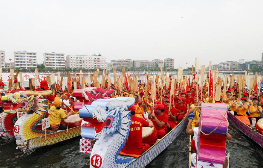 Barcos de dragón de colores antes del comienzo de una carrera en la ciudad de Chengdu, provincia de Sichuan, el 12 de junio de 2015. 