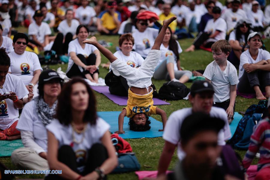 Colombia celebra el Día Internacional del Yoga en Bogotá 