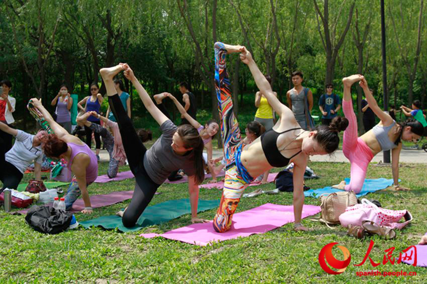 Este 21 de junio, con prácticas masivas de asanas (posturas), meditación y cánticos China celebró el Día Internacional del Yoga. En el parque de Chaoyang, en Pekín, cientos de personas se reunieron junto a instructores de distintas academias y grupos para recibir clases gratuitas y aprender los principios de la milenaria ciencia Yoga. (Foto: YAC)