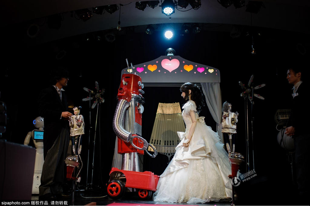 El 27 de junio de 2015, en Omotesando de Tokio, Japón, se celebró la primera boda de robots en la cafetería Cay. Una pareja de robots contrajeron matrimonio recibiendo bendiciones de seres humanos y sus compa?eros robots.