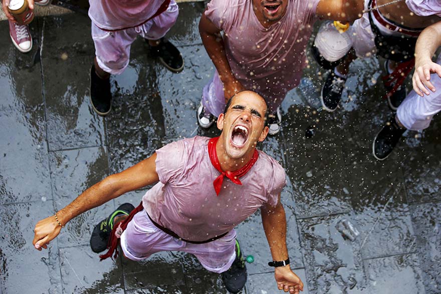 La gente se moja durante el inicio de la fiesta de San Fermín en Pamplona, Espa?a, el 6 de julio de 2015. El festival, más conocido por las carreras diarias junto a los toros, arrancó el lunes con el lanzamiento del tradicional "Chupinazo" y durará hasta el 14 de julio. [Agencias de fotografía]