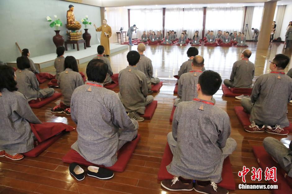 Ciudadanos en Shanghai hacen meditación en un templo para aliviar el estrés