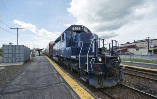 Hombre sale ileso después que un tren le pasa por encima