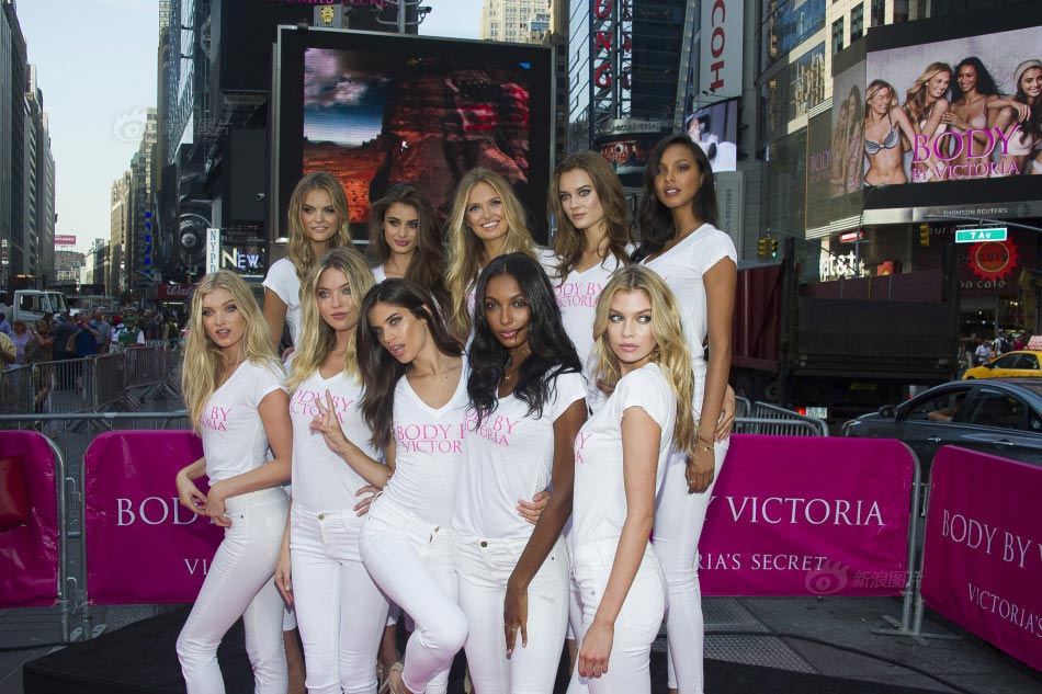 Las nuevas supermodelos de Victoria's Secret posan en Times Square