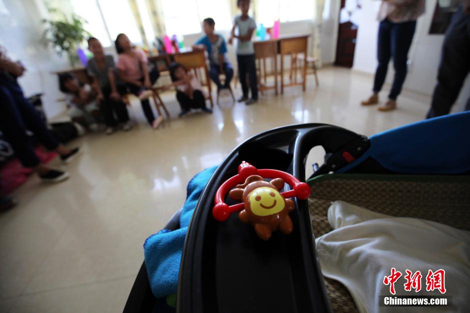 Una espa?ola cuida a siete huérfanos en Liangshan