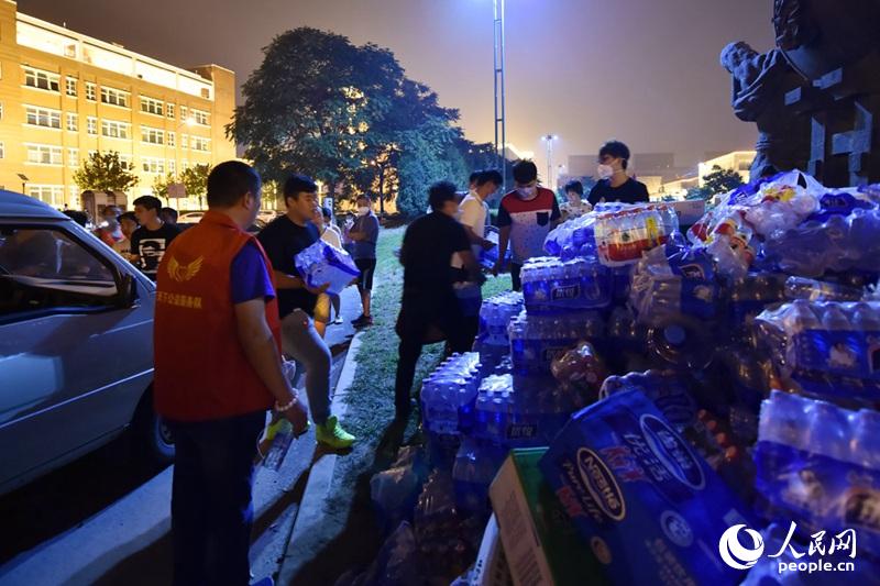 Voluntarios permanecen en la entrada del Hospital Teda