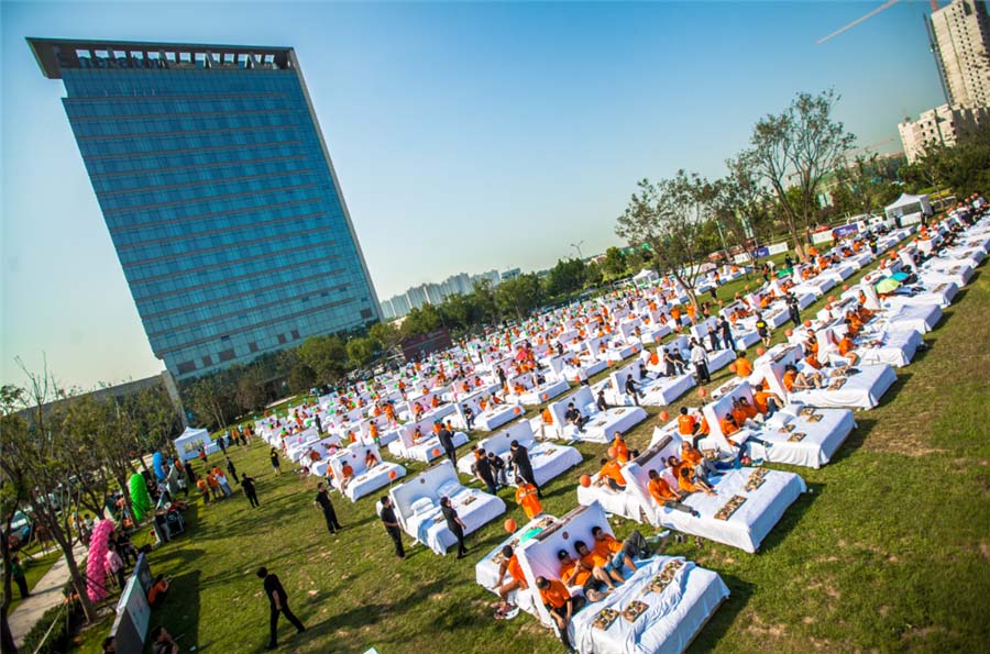 Los participantes esperan la orden para empezar. [Foto chinadaily.com.cn]