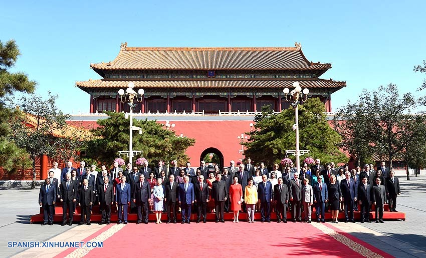 Presidente Xi da bienvenida a representantes extranjeros antes del desfile del Día de la Victoria