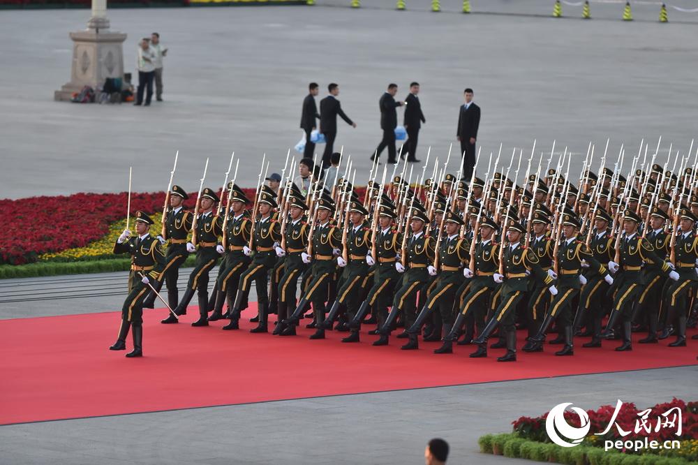 Soldados del EPL ya están listos en la Plaza Tian′anmen