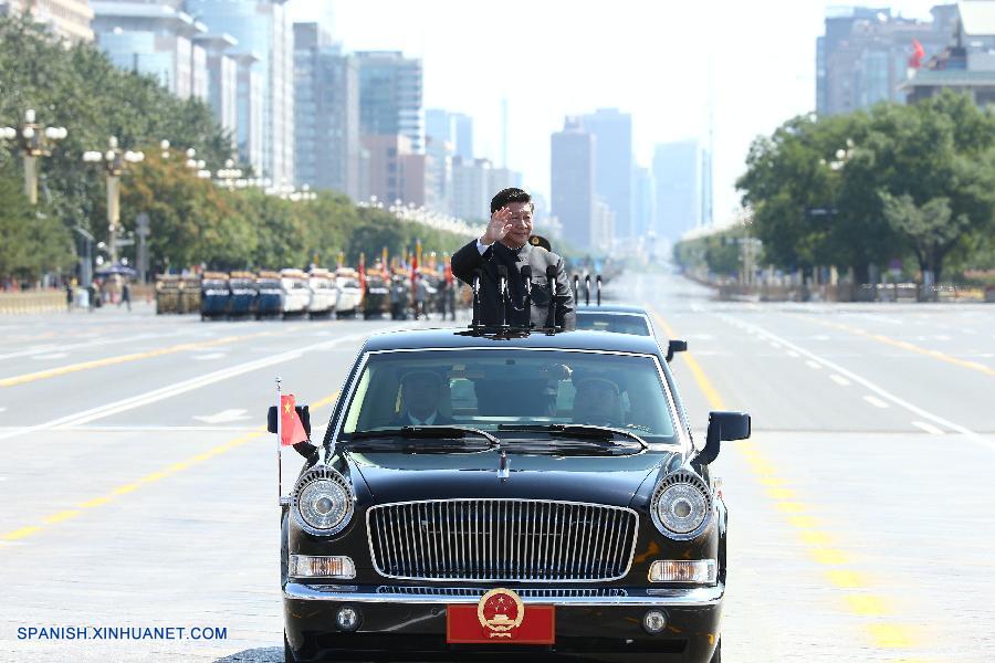 Presidente Xi pasa revista a las fuerzas armadas por primera vez en plaza de Tian'anmen