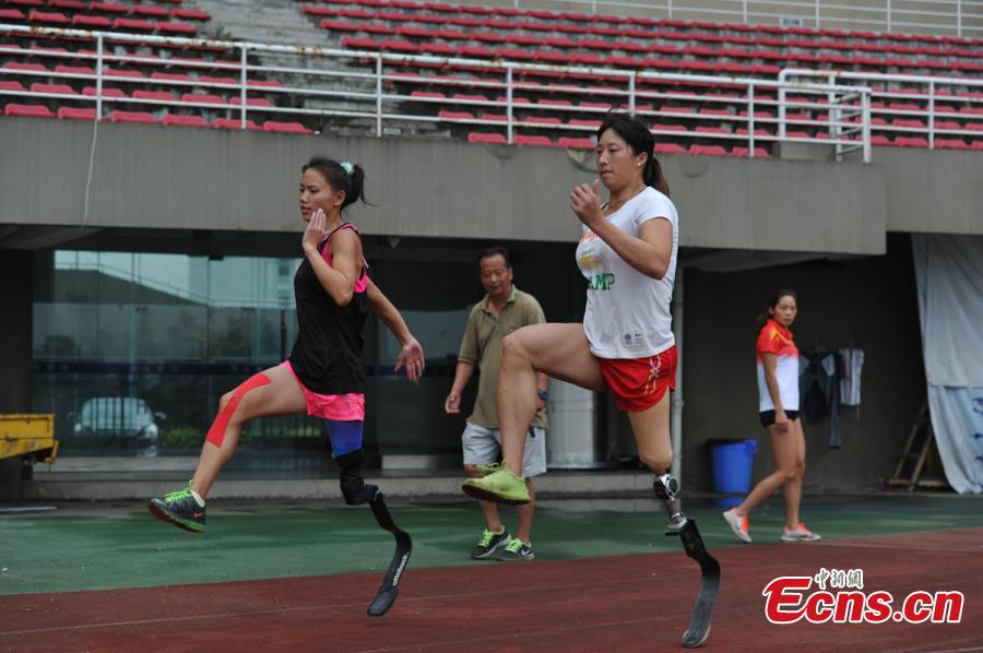 Atletas chinas con prótesis luchan por la medalla