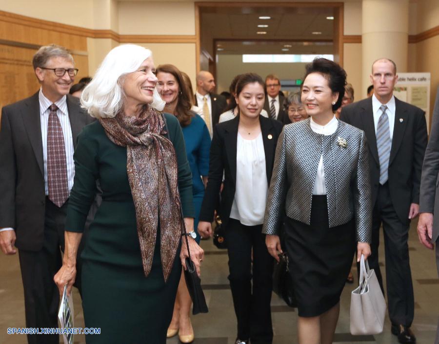 Peng Liyuan visita centro de investigación sobre cáncer de EEUU y pide más cooperación sanitaria