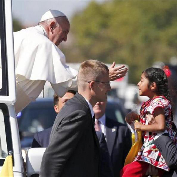 Una ni?a mexicana burla la seguridad y le entrega una carta al Papa Francisco