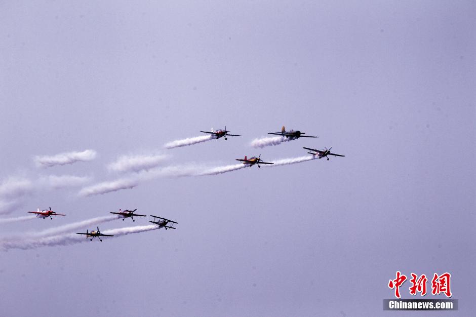 El ex presidente de Lituania estrena el espectáculo aéreo con 8 aviones en China