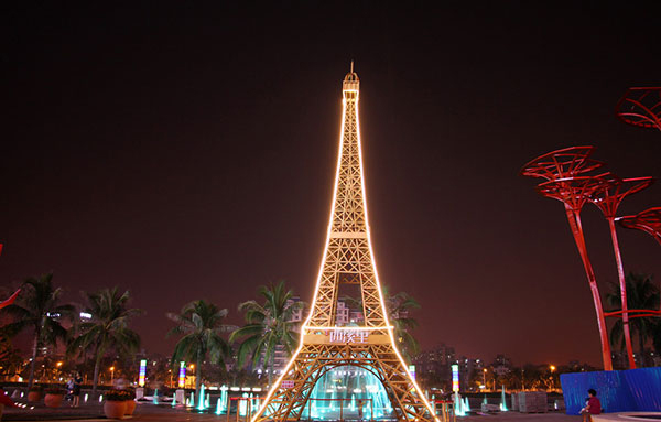 'Torre Eiffel' iluminada en Haikou