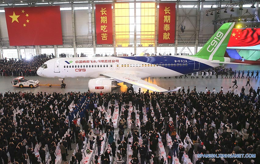 El primer gran avión de pasajeros de fabricación propia de China sale de línea de montaje