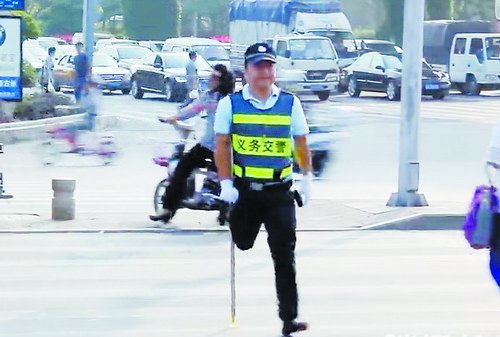 Millones de “me gusta” para un voluntario de policía amputado