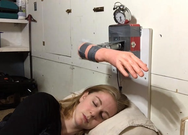 Simone Giertz, fanática de la electrónica, ha dise?ado un reloj despertador que te abofetea repetidamente la cara con una mano de goma hasta que te despiertes. (Foto/Xinhua)