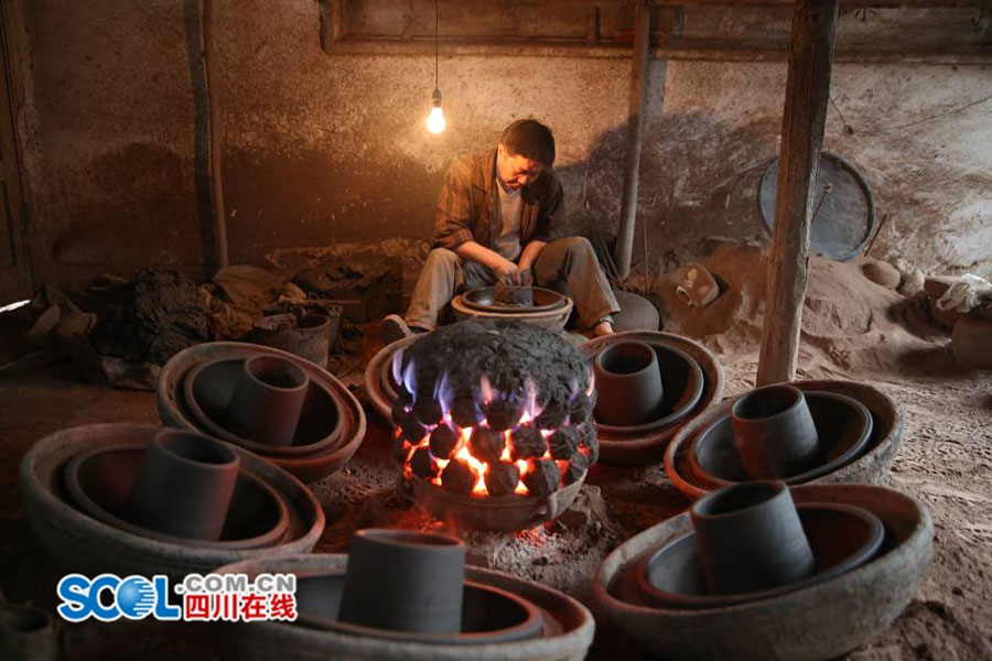 Muchos “puristas” de la olla mongola le hacen pedidos directos a Huang, confiados en su gran habilidad y conocimiento para conservar lo mejor de la tradición artesanal que demanda excelencia cuando de consumir el manjar más popular de Chinas se trata.(Foto: Scol.com.cn)