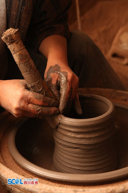 Muchos “puristas” de la olla mongola le hacen pedidos directos a Huang, confiados en su gran habilidad y conocimiento para conservar lo mejor de la tradición artesanal que demanda excelencia cuando de consumir el manjar más popular de Chinas se trata.(Foto: Scol.com.cn)