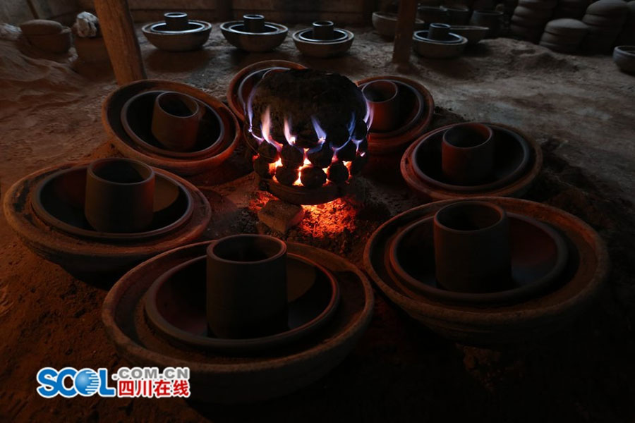 Muchos “puristas” de la olla mongola le hacen pedidos directos a Huang, confiados en su gran habilidad y conocimiento para conservar lo mejor de la tradición artesanal que demanda excelencia cuando de consumir el manjar más popular de Chinas se trata.(Foto: Scol.com.cn)