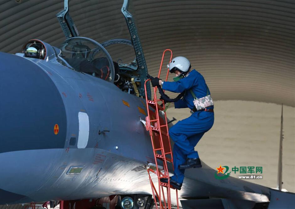 Los aviones J-11 realizan entrenamientos de combate