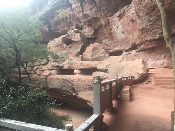 Periodistas extranjeros visitan las cuevas Tongtianyan y la antigua muralla de Ganzhou