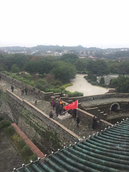 Periodistas extranjeros visitan las cuevas Tongtianyan y la antigua muralla de Ganzhou