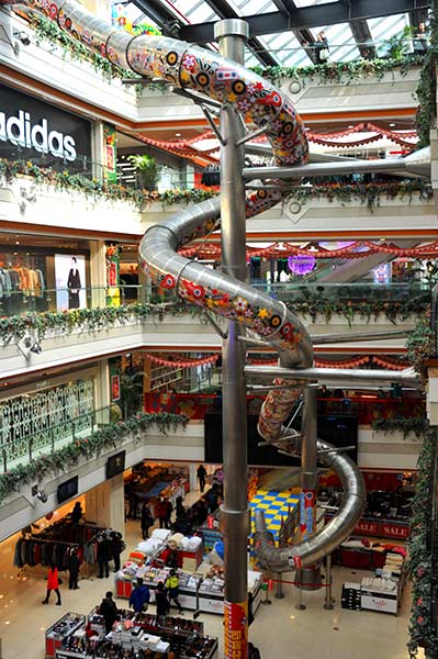 Instalan tobogán gigante en un centro comercial