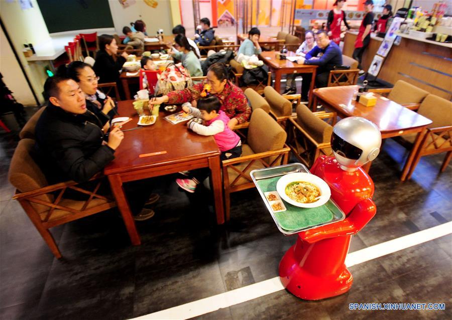 Robot atiende en restaurante en Shenyang