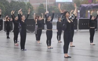 Sophie Marceau baila en una plaza de Guangzhou