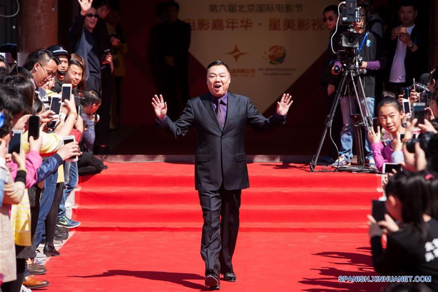 BEIJING, 9abr (Xinhua) -- El actor Jiang Chao asiste a la inauguración del carnaval fílmico del Sexto Festival Internacional de Cine de Beijing, en Beijing, capital de China, el 9 de abril de 2016. El carnaval comenzó en el distrito Huairou de Beijing el sábado. (Xinhua/Chen Yichen)