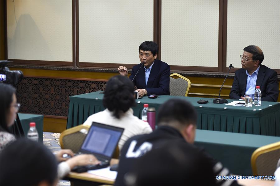 El escritor Cao Wenxuan de China, reacciona durante una conferencia de prensa en la Universidad de Peking, en Beijing, capital de China, el 11 de abril de 2016.Cao Wenxuan, ganó el Premio Hans Christian Andersen 2016 en la Feria del Libro Infantil de Bolonia en Italia el 4 de abril, el primer escritor chino en ganar el premio literario y ser seleccionado en el reconocimiento internacional más importante en el área de la literatura infantil. (Xinhua/Ju Huanzong)