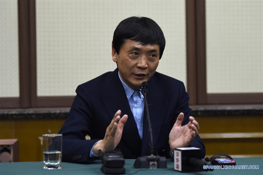 El escritor Cao Wenxuan de China, reacciona durante una conferencia de prensa en la Universidad de Peking, en Beijing, capital de China, el 11 de abril de 2016.Cao Wenxuan, ganó el Premio Hans Christian Andersen 2016 en la Feria del Libro Infantil de Bolonia en Italia el 4 de abril, el primer escritor chino en ganar el premio literario y ser seleccionado en el reconocimiento internacional más importante en el área de la literatura infantil. (Xinhua/Ju Huanzong)