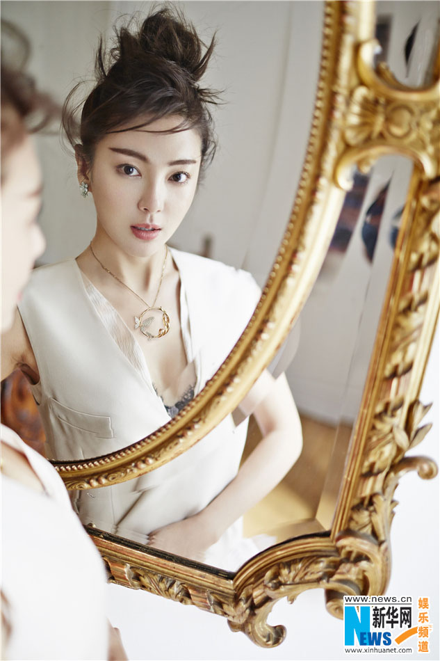 Actriz Zhang Yuqi posa para revista