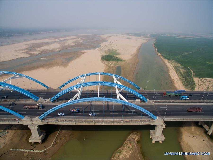 Imagen del 15 de abril de 2016 de automóviles sin conductor producidos por Chang'an Automobile transitando a través del Puente del Río Amarillo sobre la Autopista Beijing-Hong Kong-Macao.Dos automóviles sin conductor producidos por Chang'an Automobile en China iniciaron una prueba de conducción de 2,000 kilómetros desde Chongqing a la capital china de Beijing el 12 de abril y llegarón a Beijing este sábado. Chang'an pretende colocar automóviles sin conductor en uso comercial en el 2018.Mundialmente, al menos 18 compa?ías están desarrollando vehículos sin conductor, incluidas BMW, Audi y Toyota. Por la parte china figuran fabricantes como el Grupo BAIC, el Grupo GAC, SAIC Motor, Chang'an y BYD. (Xinhua/Liu Chan)