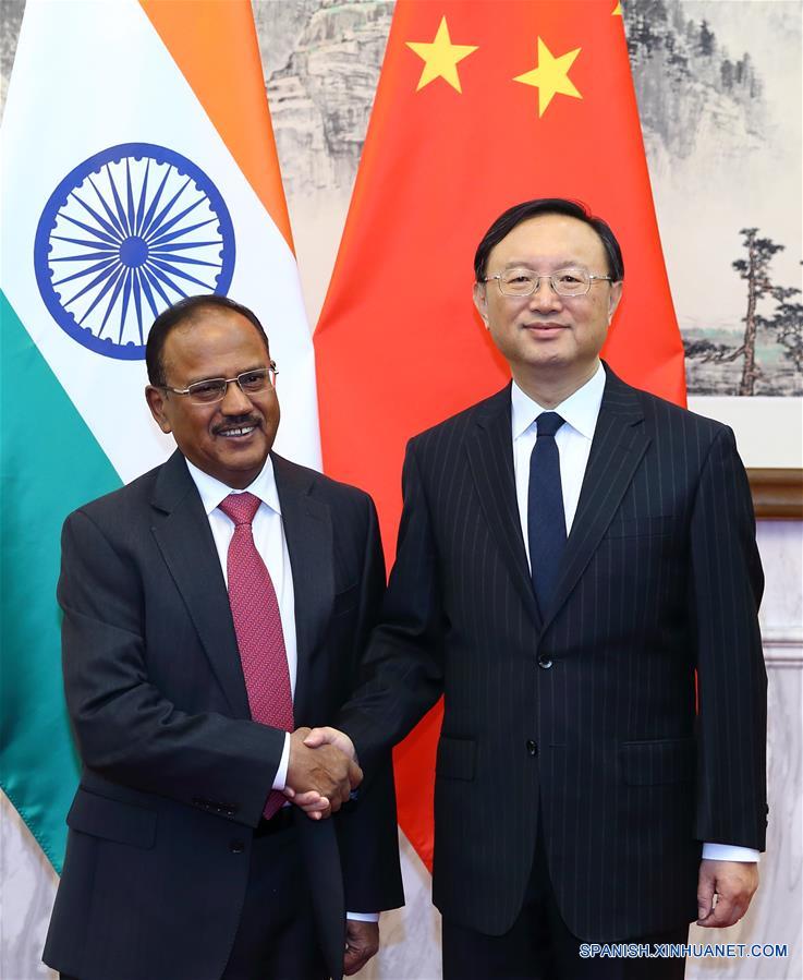 Consejero de Estado chino, Yang Jiechi, que también es representante especial chino sobre asuntos fronterizos entre China e India, se reúne con el asesor de Seguridad Nacional de la India, Ajit Doval  en Beijing, capital de China, el 20 de abril de 2016.  (Xinhua / Ding Haitao)