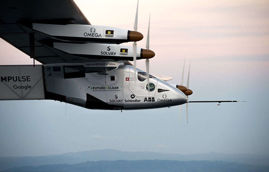 El avión solar 'Impulse' llega a San Francisco tras atravesar el Pacífico