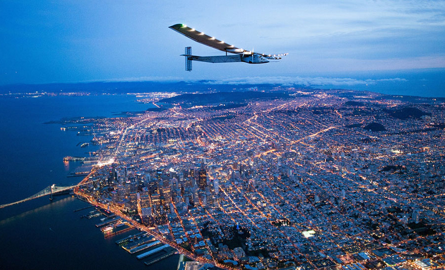 El avión solar 'Impulse' llega a San Francisco tras atravesar el Pacífico