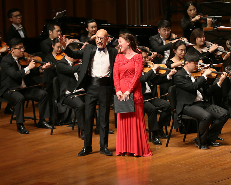 Gala de inauguración de la decimosexta edición de “Meet in Beijing”. La soprano canadiense Katherine Whyte junto al barítono Yang Xiayong. (Foto: YAC)